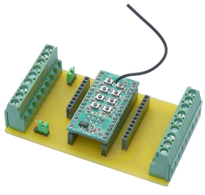 8-Kanal-DIN-Base_PCB-mit_Modul_schräg.jpg