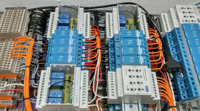 2xRollo+4xOUT-DIN-4TE_V1-1_3 Module im Verteiler.jpg